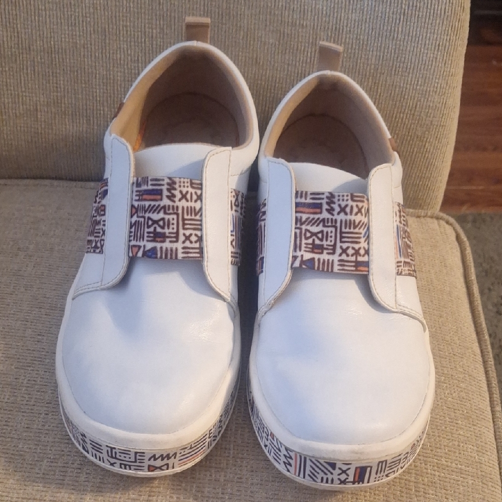 UIN White Men Sneakers with Patterned Straps